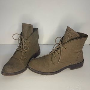 Maurice’s Tan Studded Tongue Size 11